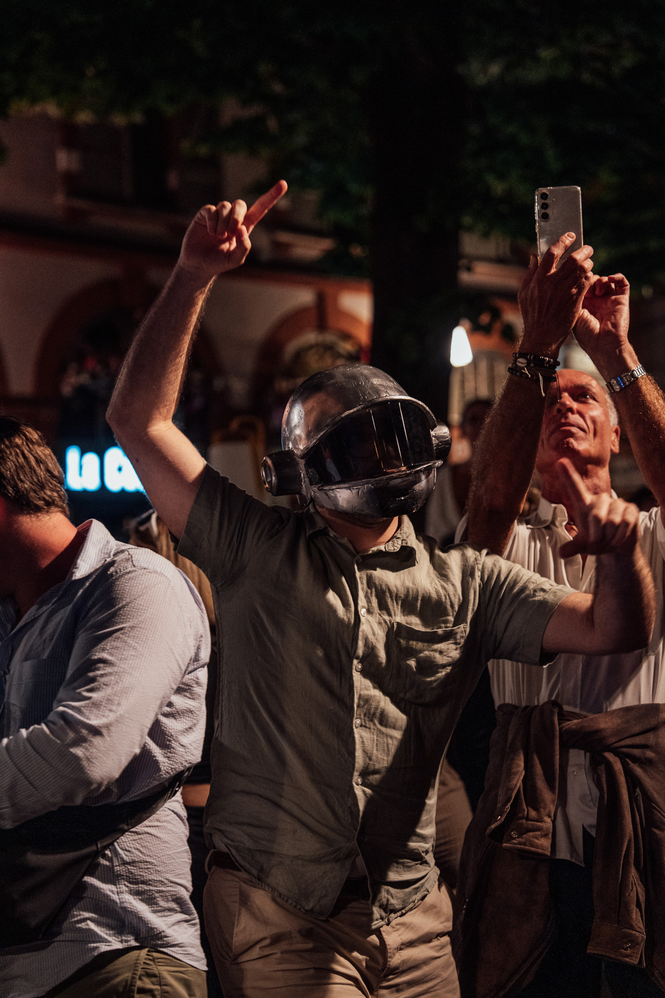 Animation originale en soirée avec un participant au casque futuriste