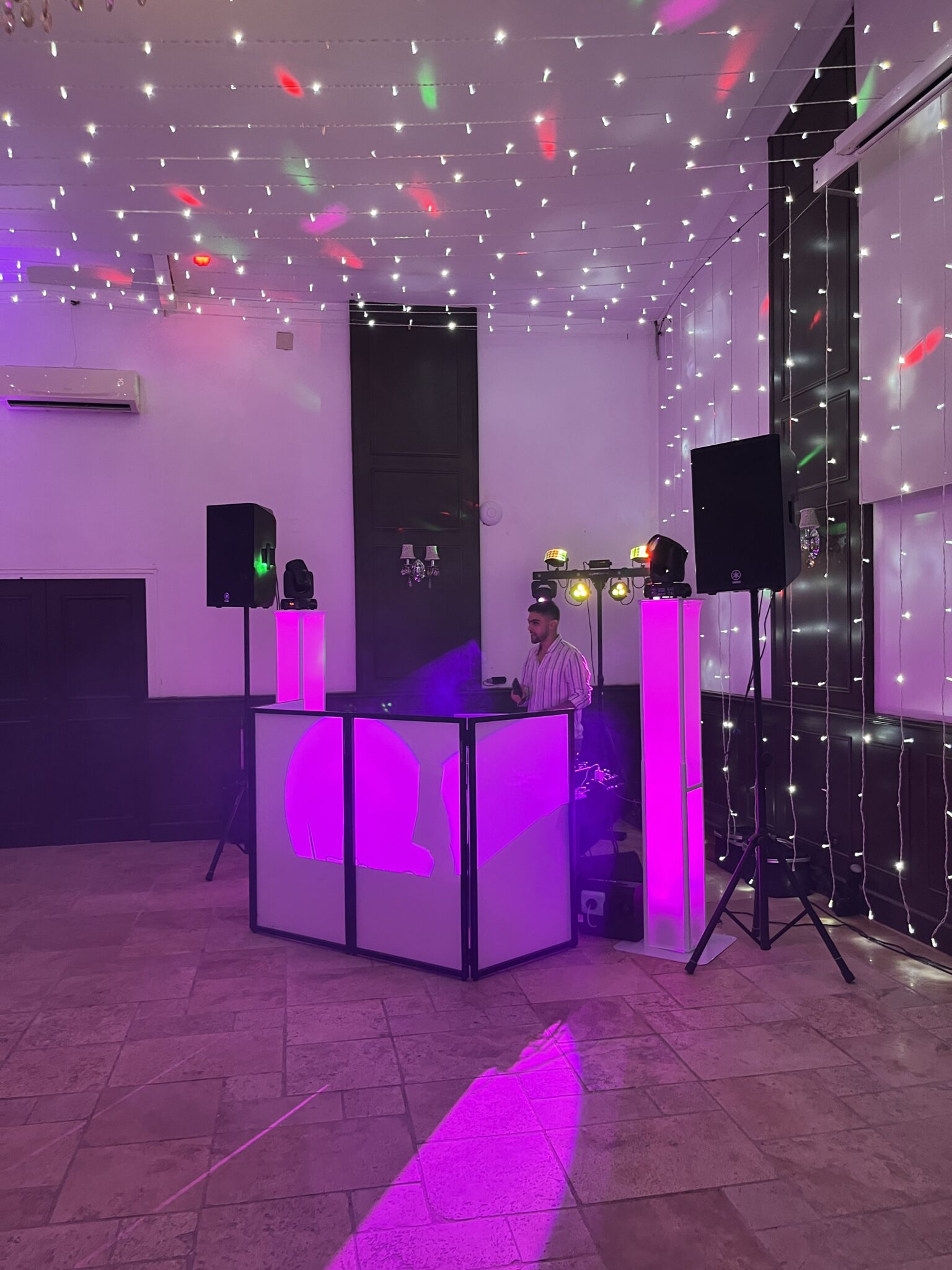 Installation DJ avec éclairages colorés pour une soirée
