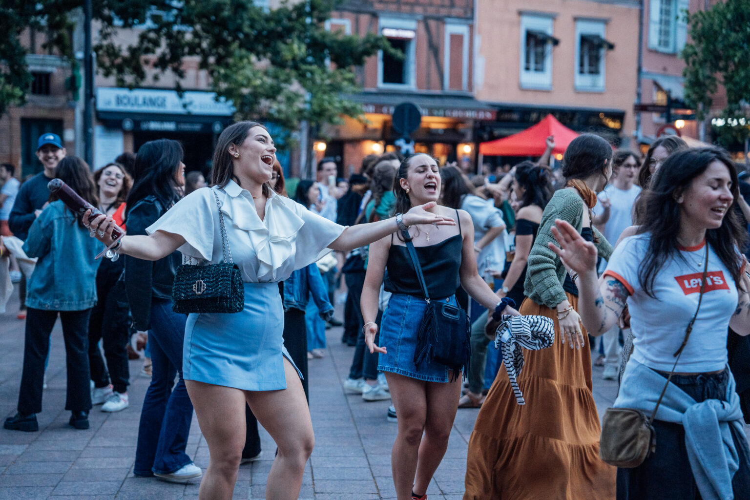 Animation festive en plein air pour un public mixte